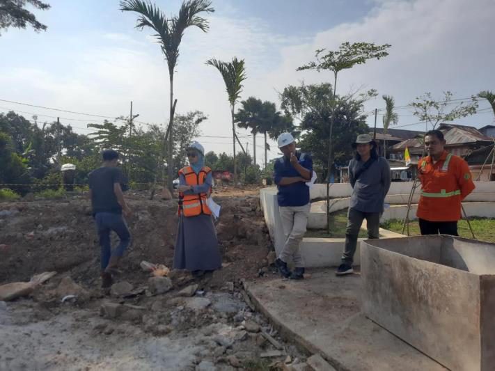 Tim pengawas di lokasi proyek