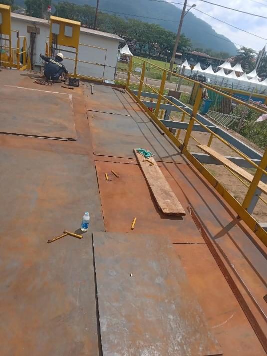 Plat baja di lokasi kerja